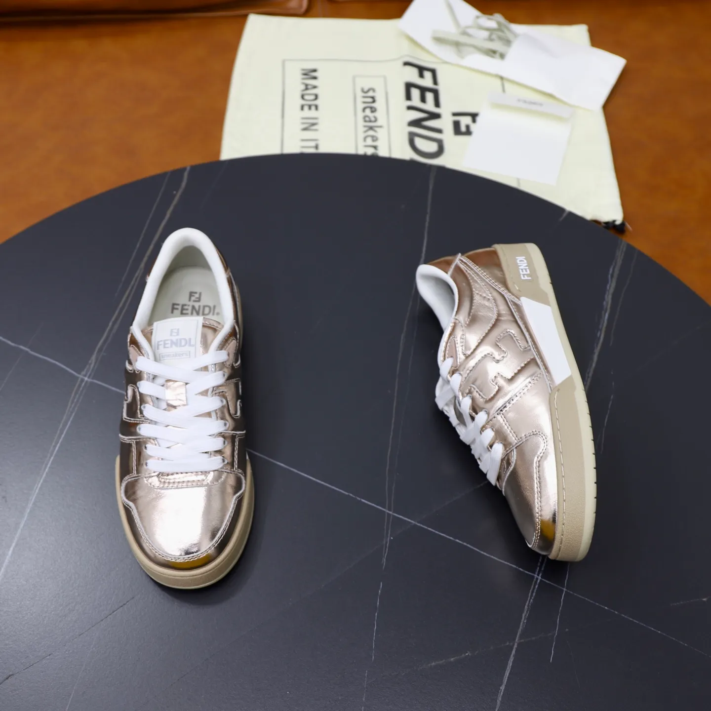 Ex-factory price: 640🔥Couple model (top original order) Brand: FENDI Size: 35-44 (customized for men 38 and 45) Grade: original order quality High version Material: Imported original cowhide stitching ➕ High-quality and comfortable lining Original TPU lightweight anti-slip outsole Style category: Travel fashion casual shoes Versatile trend